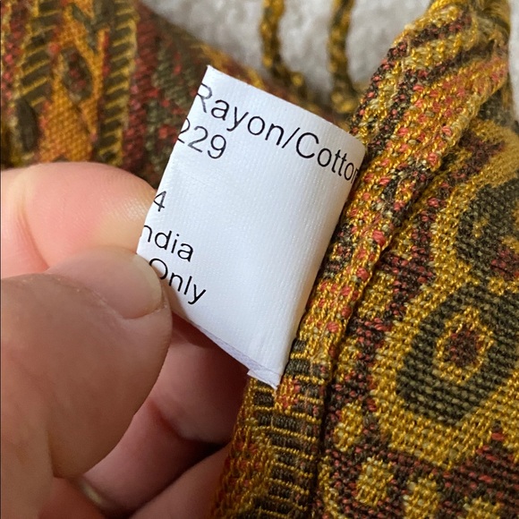 NWOT Paisley Tapestry Table Runner Fringe Tassels Gold Brown Tones 18" x 93" - Picture 8 of 8